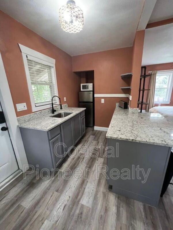 115 W Plymouth St #B - Photo 7 of 16