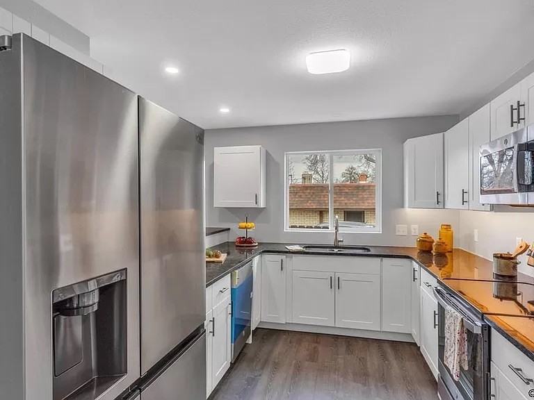817 Forest Ave #B - Photo 3 of 21