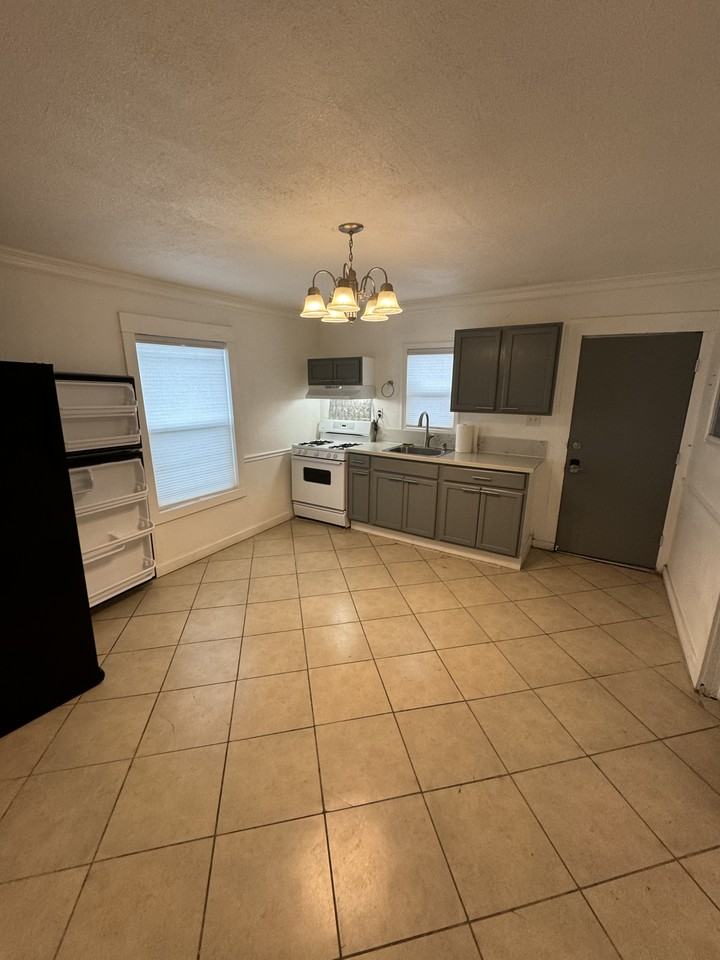 1136 1/2 J St #NA - Photo 3 of 14