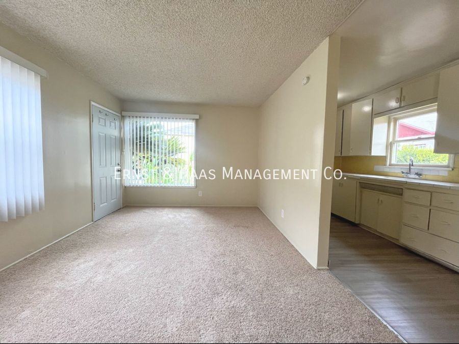 4512 1/2 E Linsley St - Photo 3 of 8