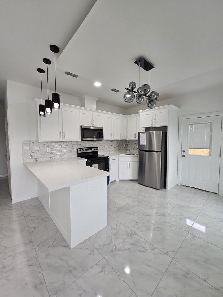 918 N Abbey Ave #1 - Photo 3 of 10