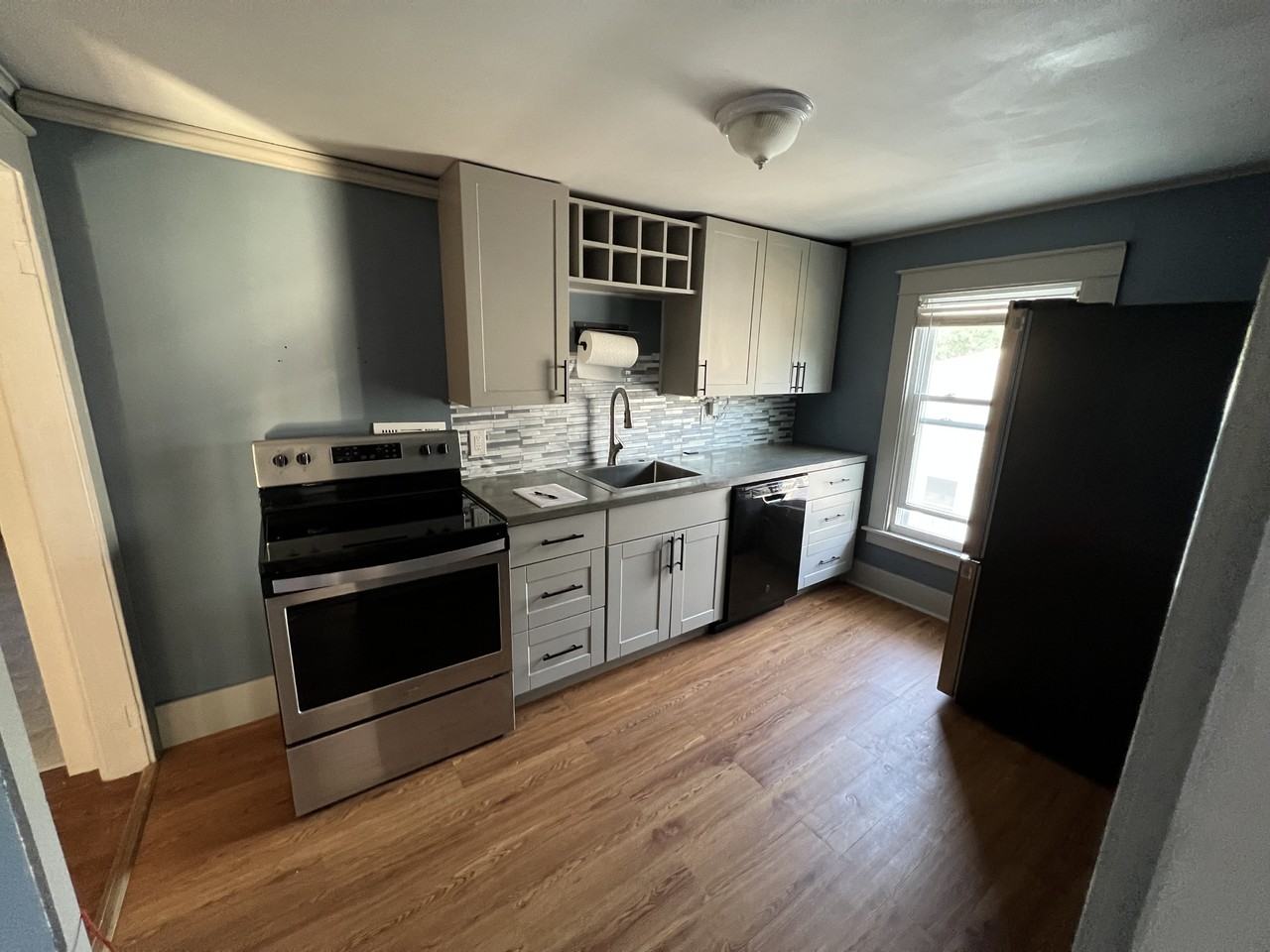 71 Hudson St #2UPSTAIRS - Photo 2 of 14