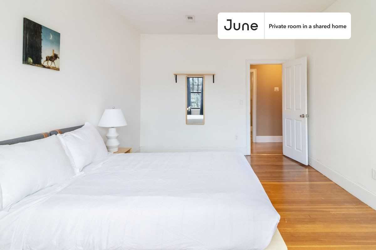 1592 Beacon St #C - Photo 4 of 22