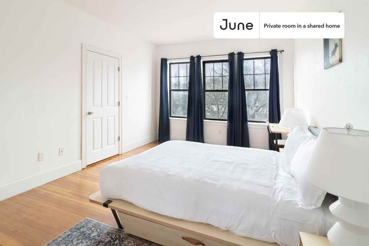 1592 Beacon St #C - Photo 5 of 22