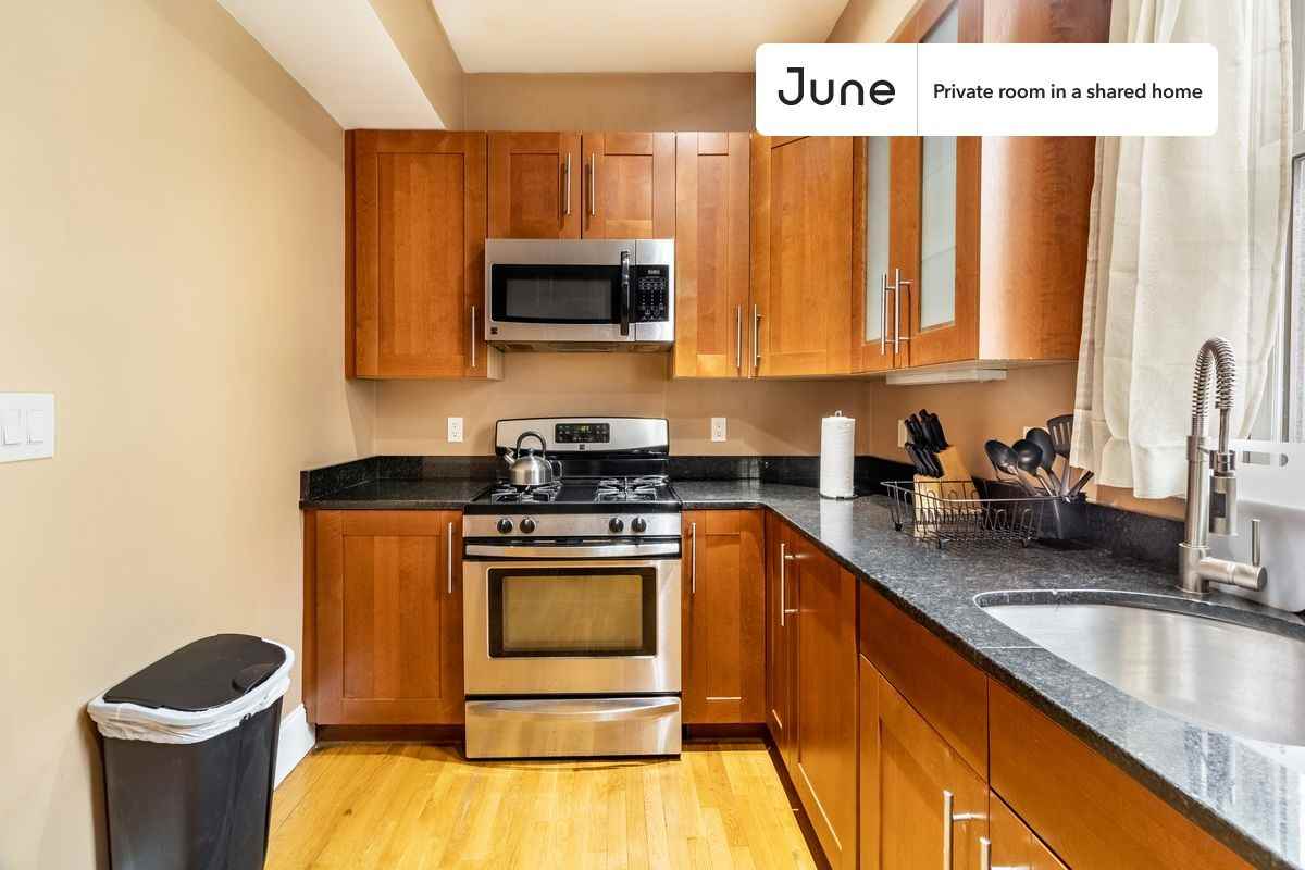 1592 Beacon St #C - Photo 6 of 22