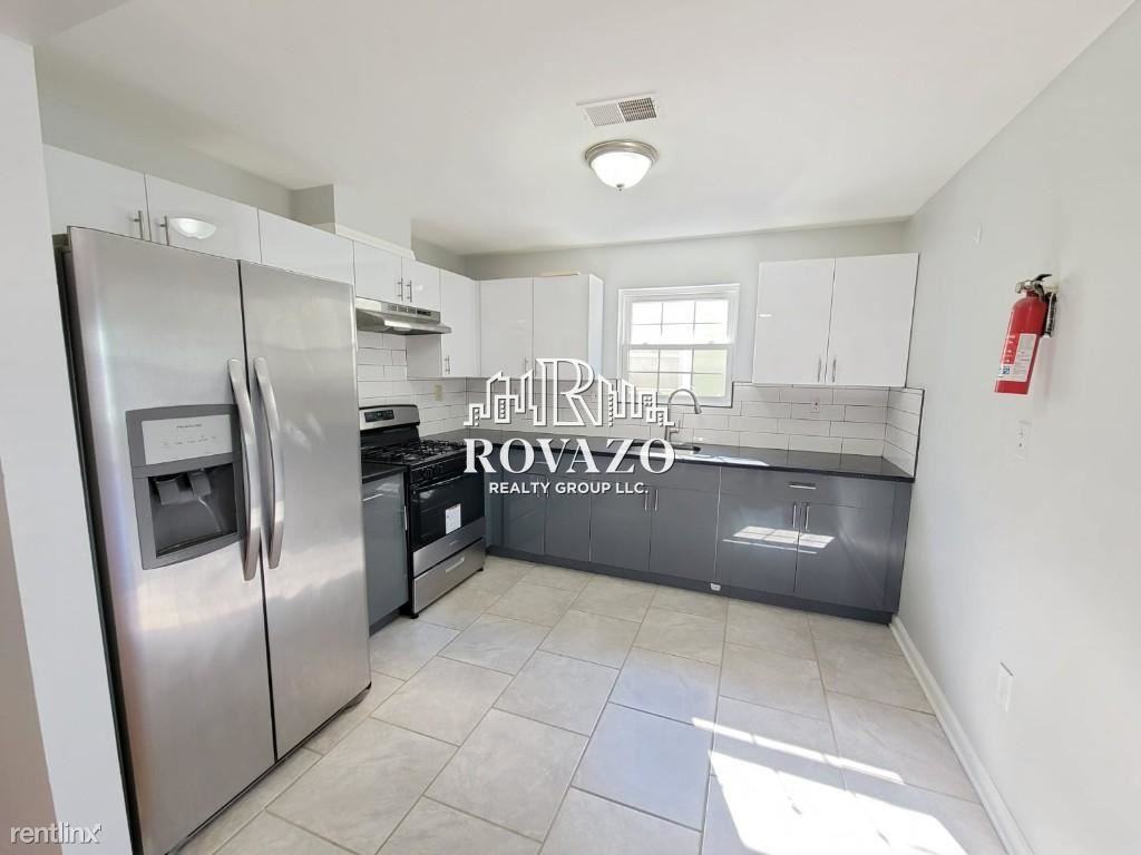 726 S 15th St - Photo 2 of 11