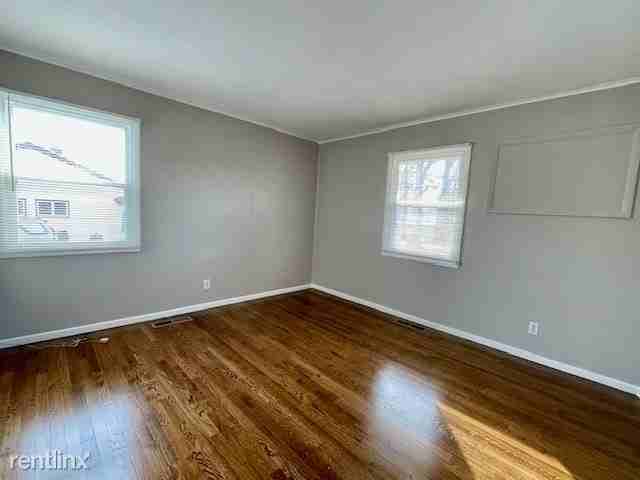 1007 Priscilla Ln - Photo 3 of 6