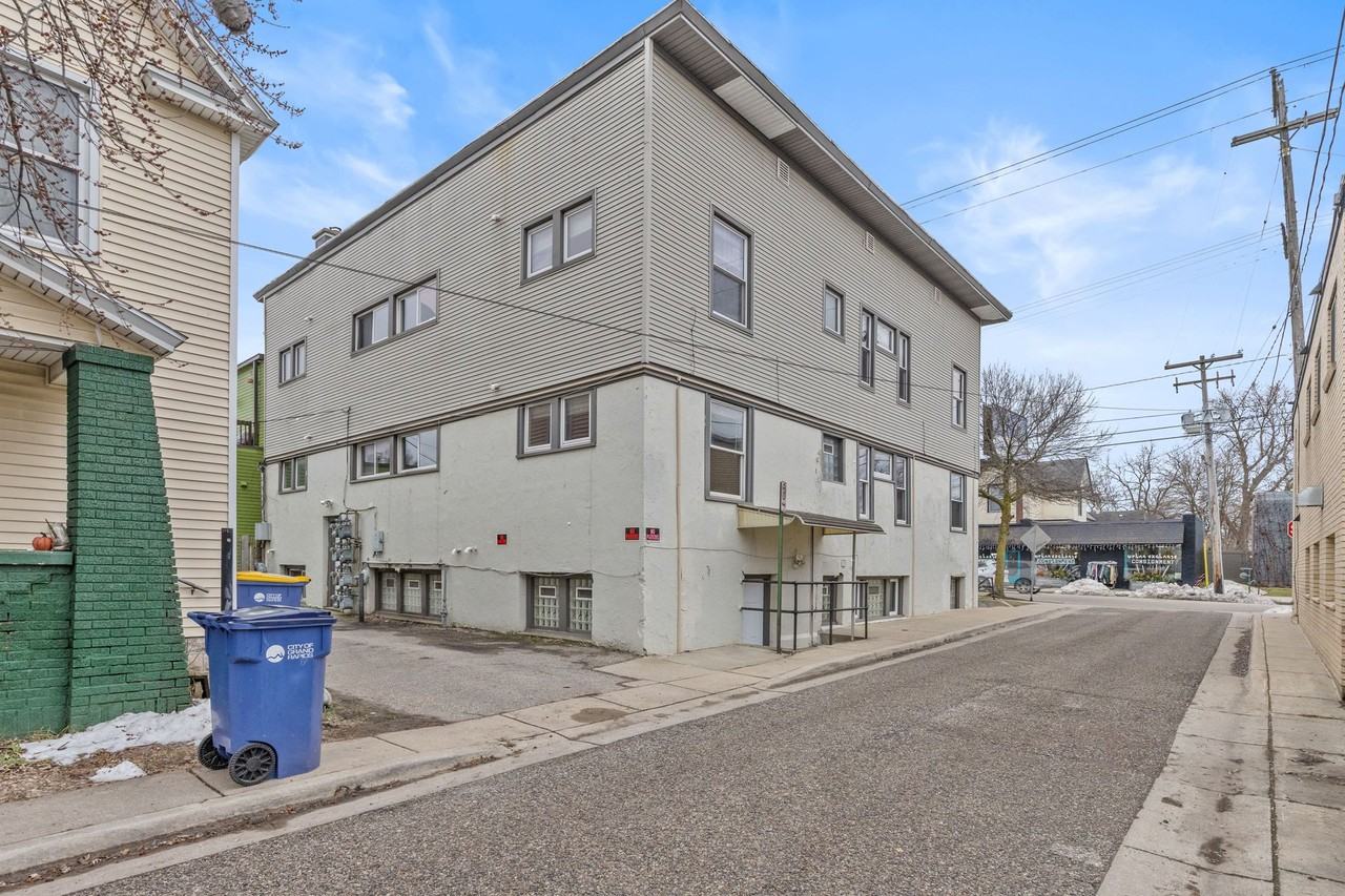 921-927 Fulton St E - Photo 2 of 3