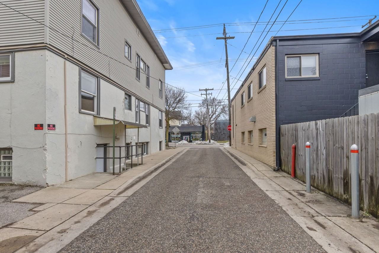 921-927 Fulton St E - Photo 3 of 3