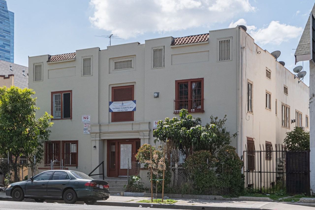 1224 W 8th St - Photo 2 of 2