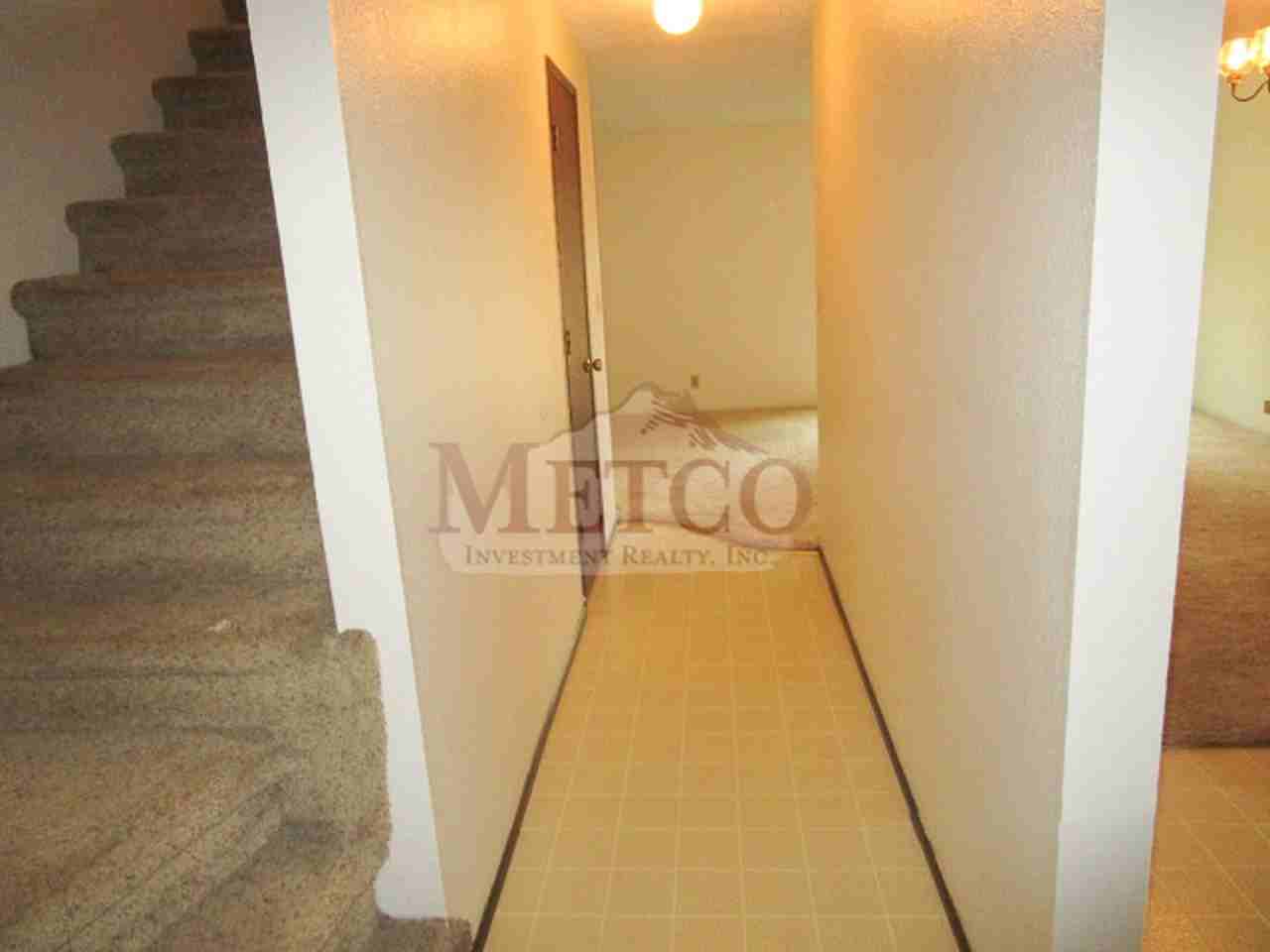 Extremely nice Springfield, 2 bedroom, 1 1/2 bath townhouse style duplex - Photo 4 of 16