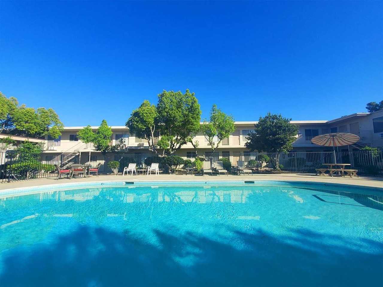 Golden Fountain - Photo 4 of 23