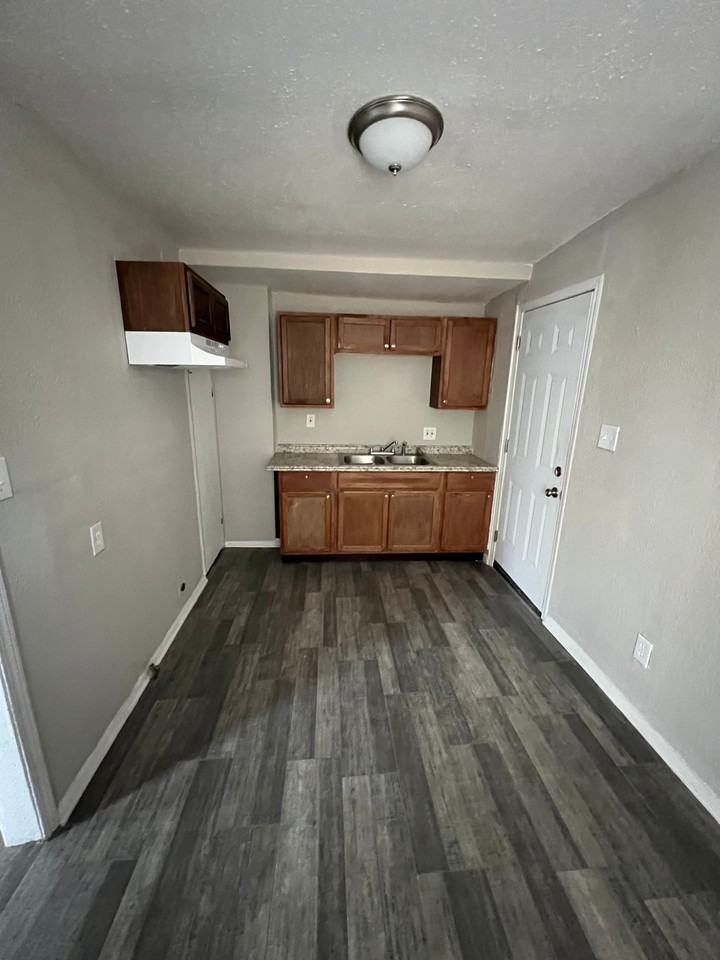 2855 Van Brunt Blvd - Photo 2 of 8