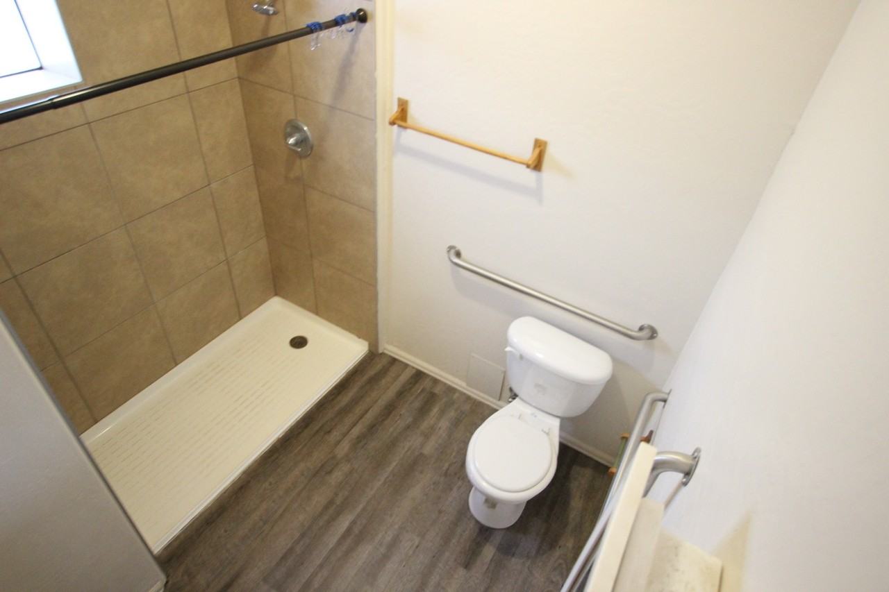 Updated unit close to CMU! Live without roommates at an affordable price! - Photo 2 of 18