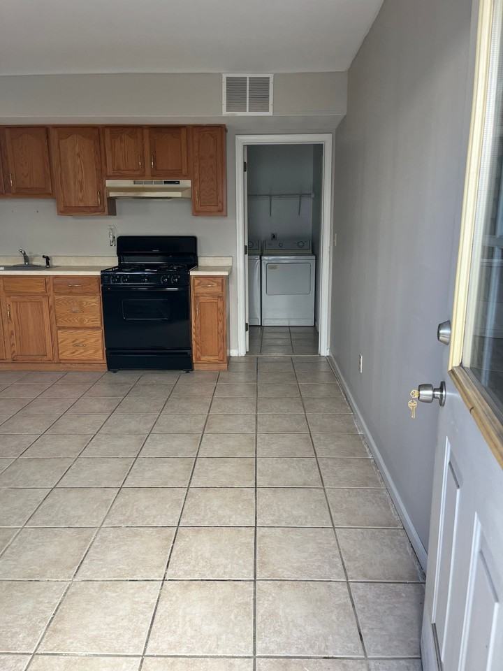 3 LARGE BEDS WITH MASSIVE GARAGE, INUNIT LAUNDRY AND CENTRAL AC - Photo 2 of 23