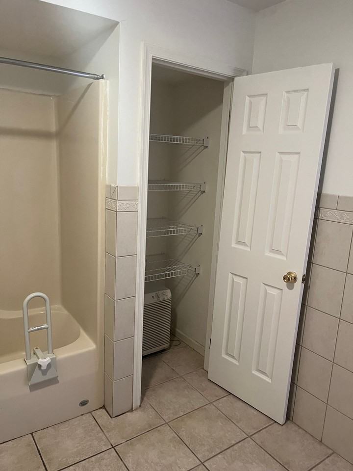 3 LARGE BEDS WITH MASSIVE GARAGE, INUNIT LAUNDRY AND CENTRAL AC - Photo 3 of 23