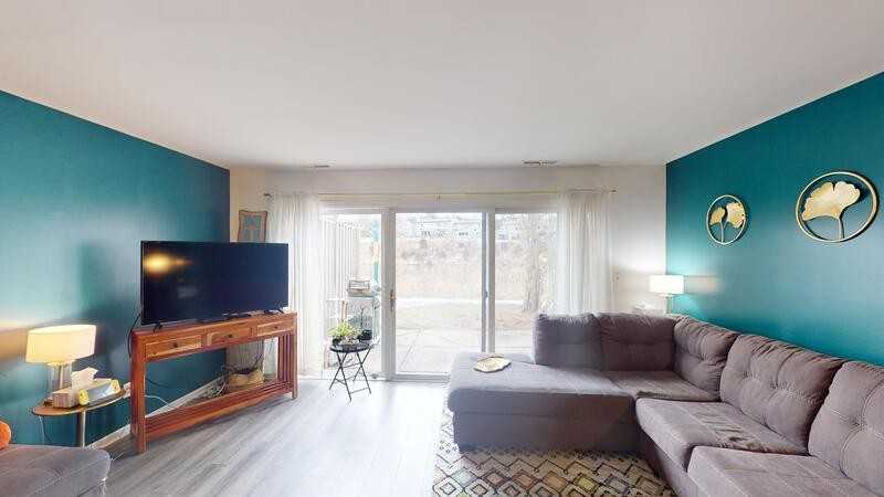 738 Peninsula Ct - Photo 2 of 14