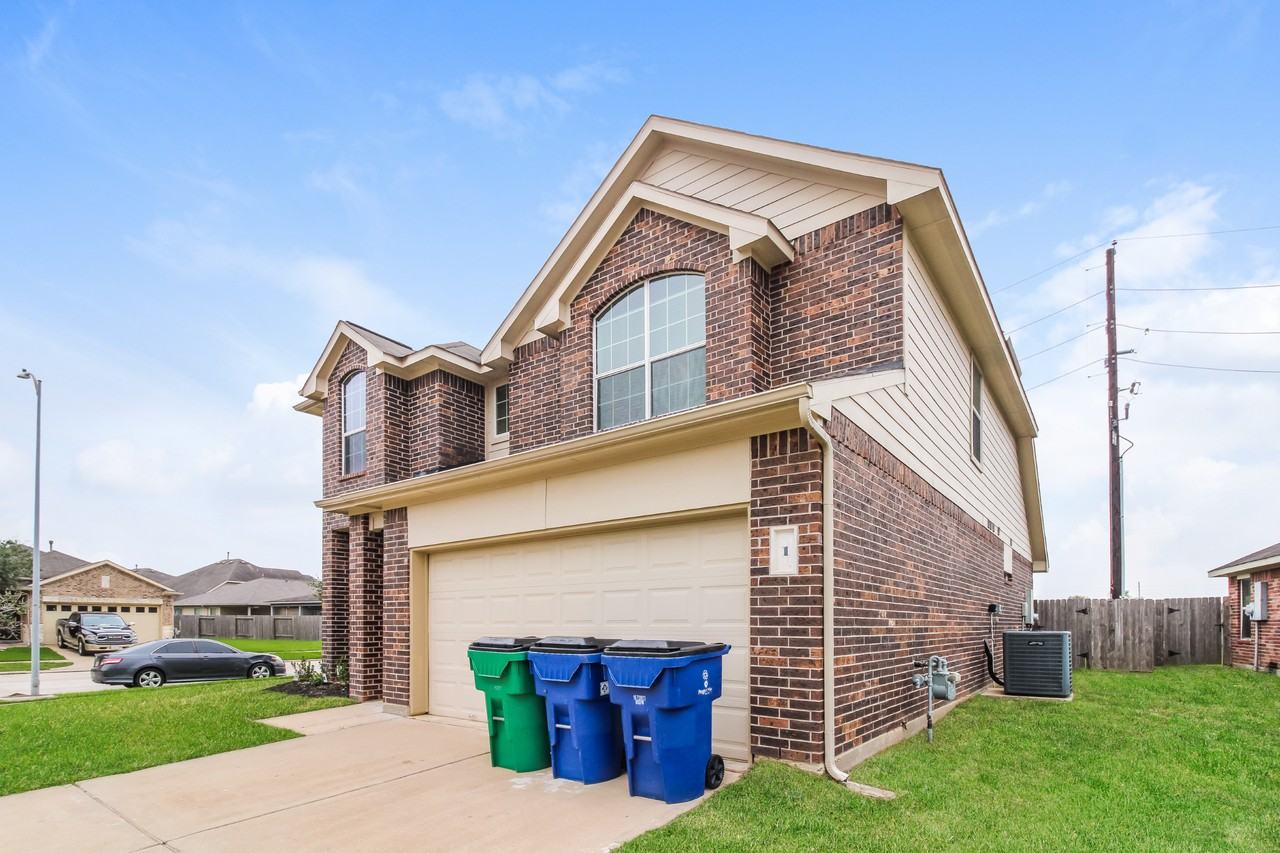 1 Laguna Bend Dr - Photo 2 of 17