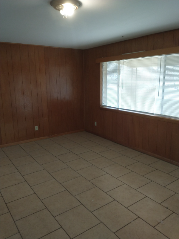 609 Pine Ln - Photo 2 of 11