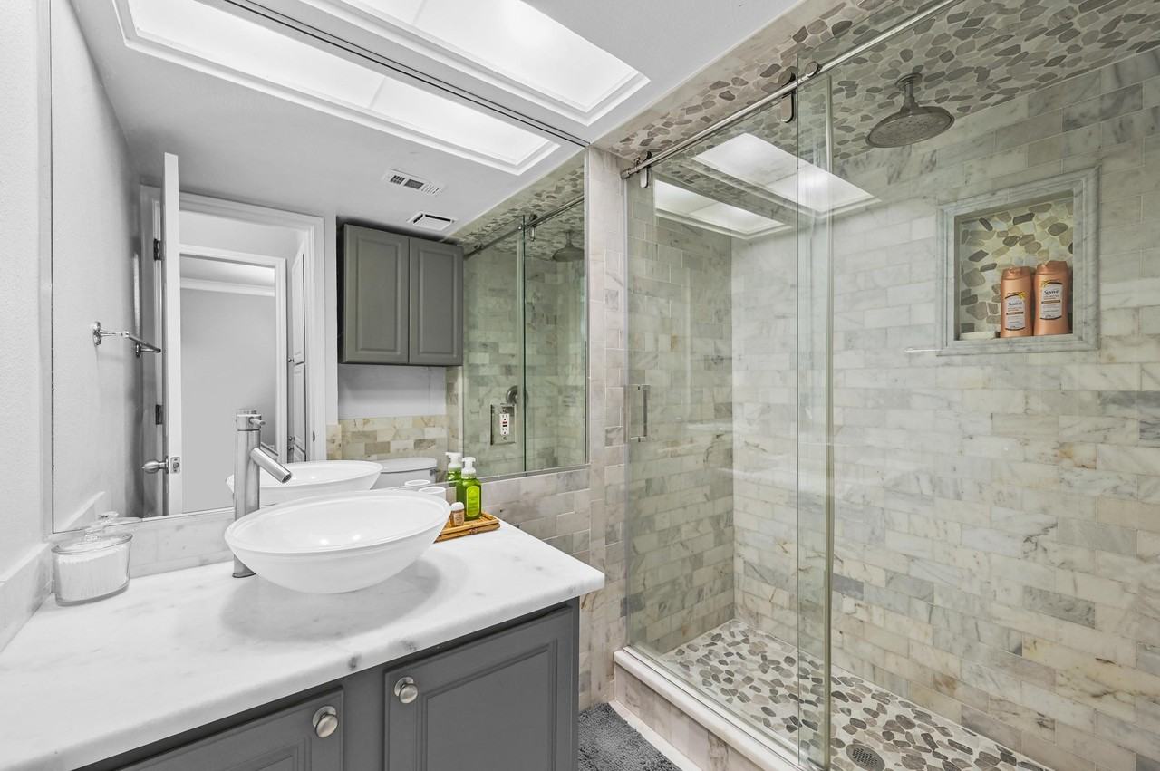 10203 Regal Oaks Dr #201 - Photo 4 of 22