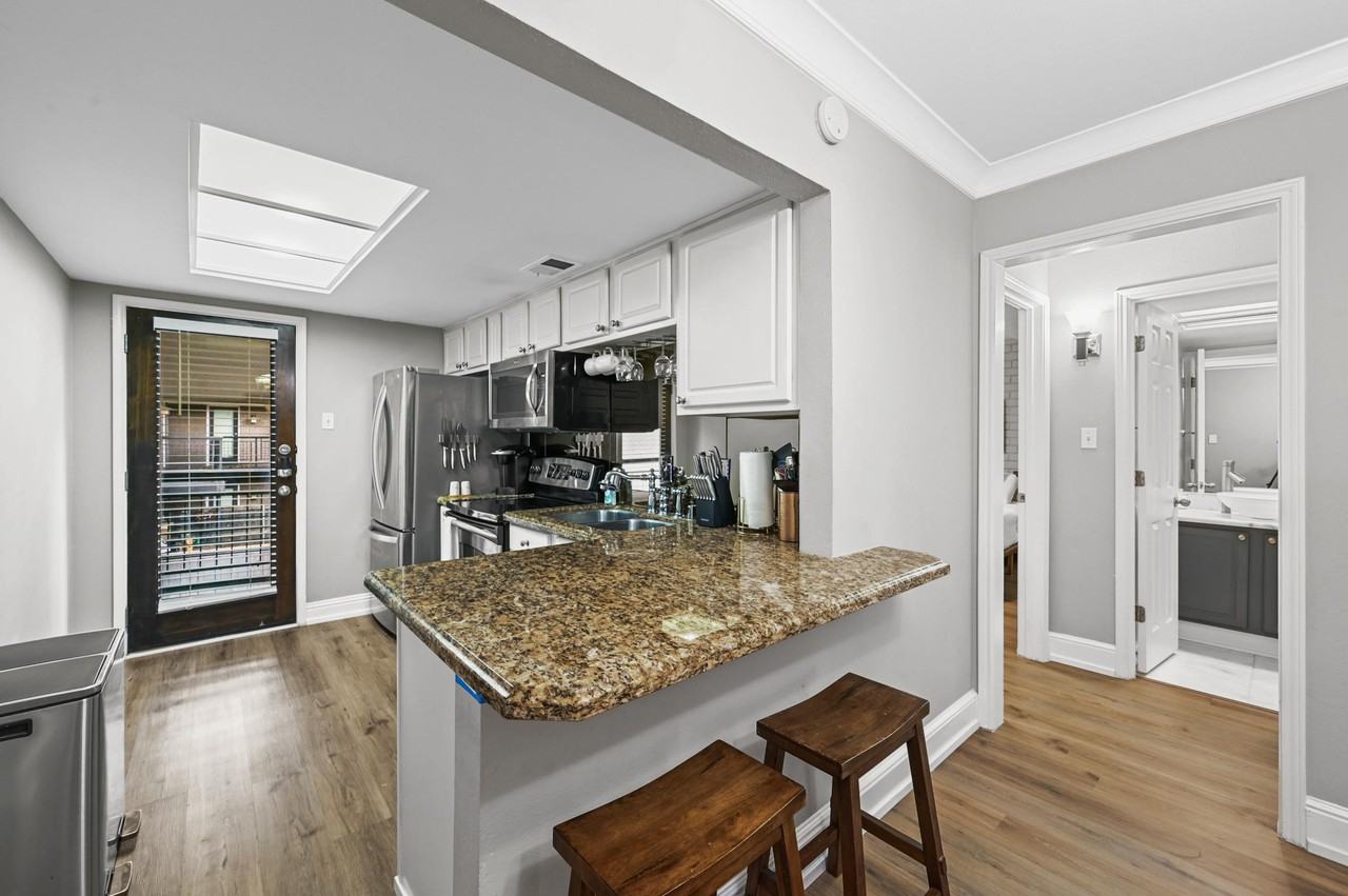 10203 Regal Oaks Dr #201 - Photo 6 of 22