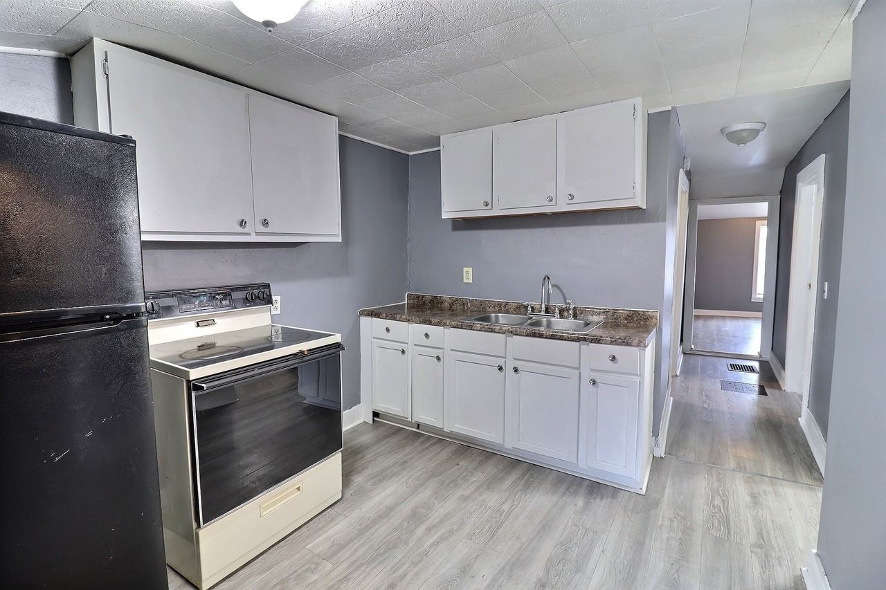 317 Grandview Ave Uppr #2 - Photo 2 of 7