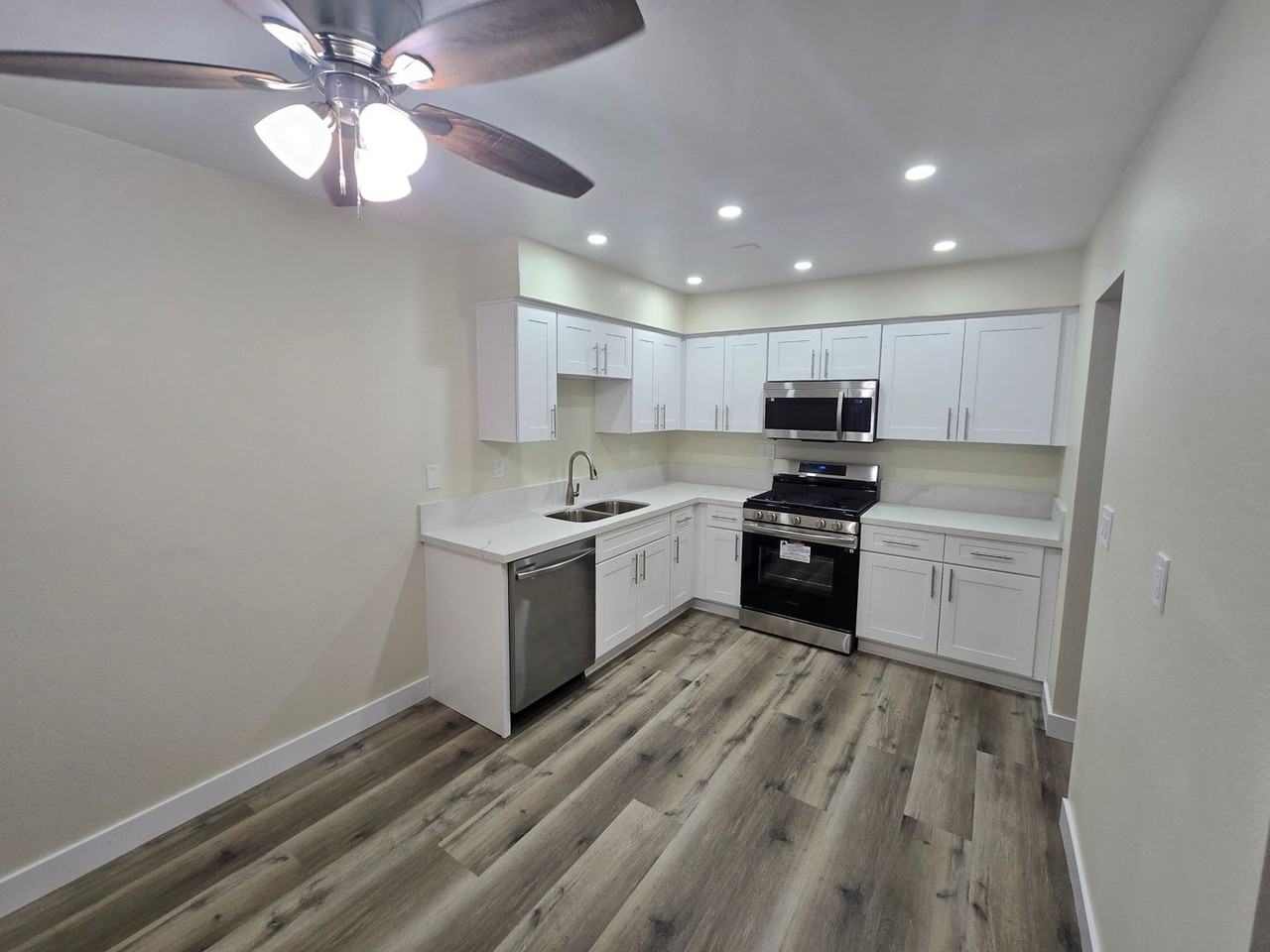 12th220 - Photo 3 of 34