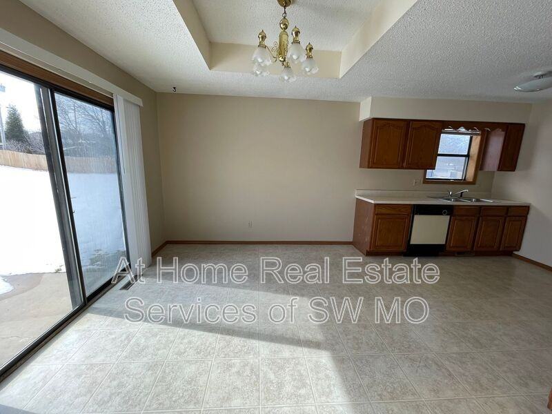 2908 W Swan St - Photo 3 of 8