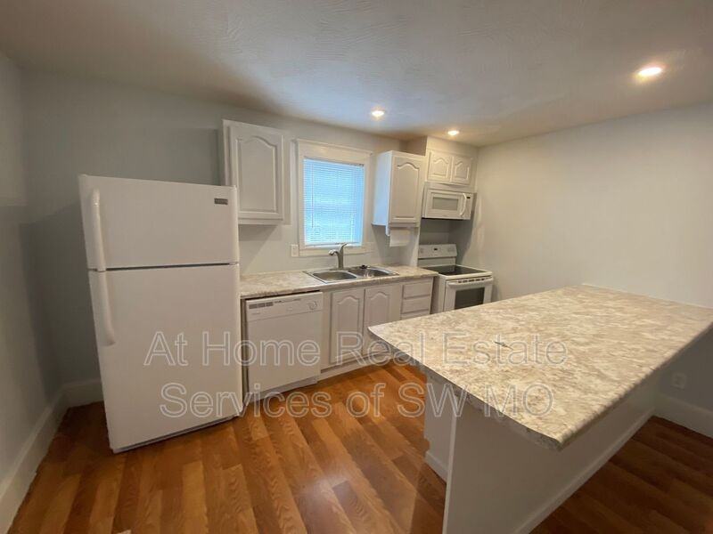 617 S Fort Ave - Photo 3 of 15