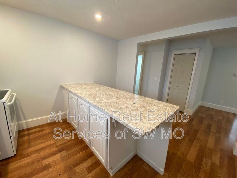 617 S Fort Ave - Photo 4 of 15