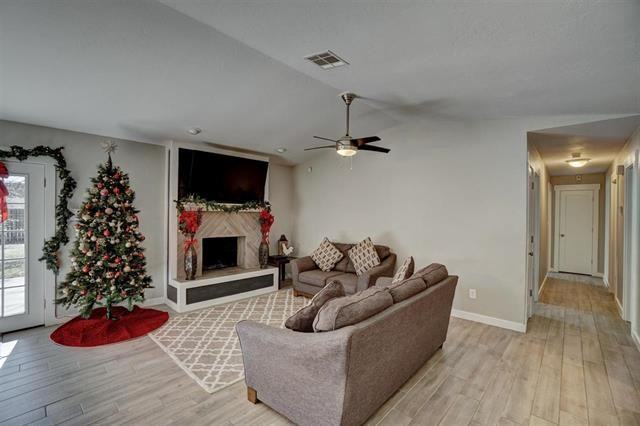 905 Ne Dove Ln #1 - Photo 5 of 46