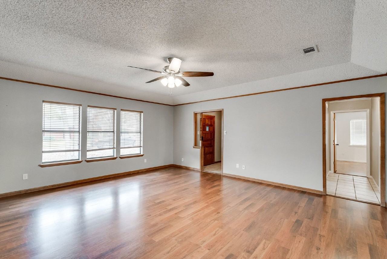 1324 Inglewood Dr - Photo 3 of 17