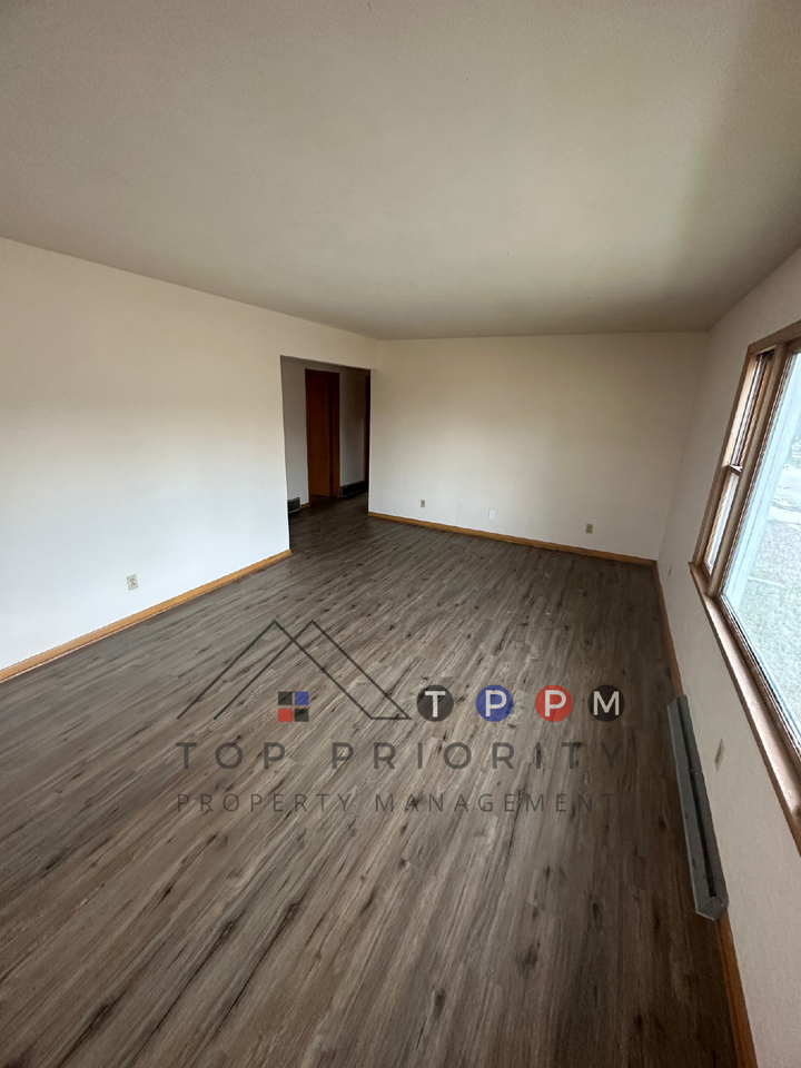 302 7th Ave Se - Photo 3 of 12