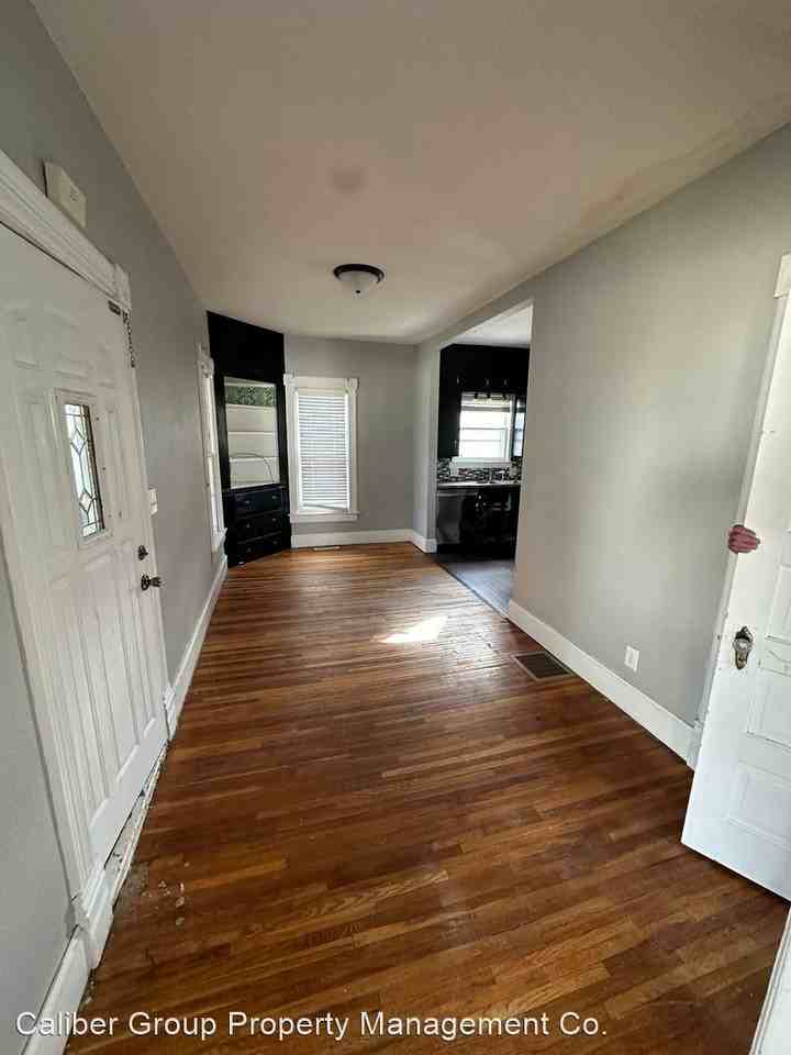 128 Jefferson St - Photo 2 of 9
