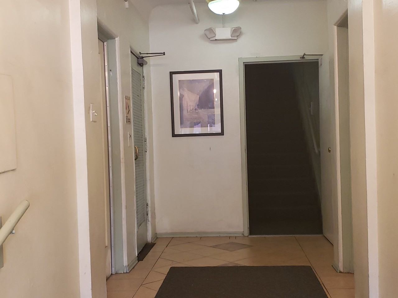 657 S Cochran Ave #203 - Photo 2 of 11