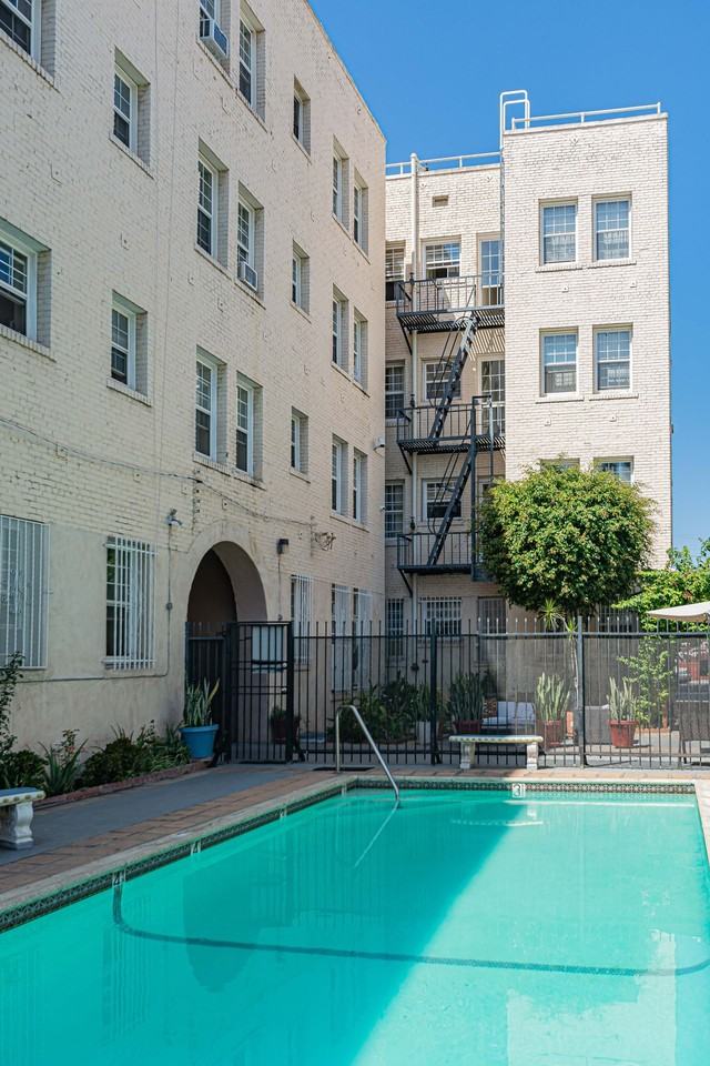 2121 W. 11th Street - Photo 3 of 51