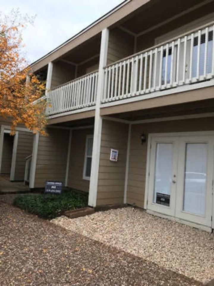 PARK PLACE APARTMENTS - Photo 6 of 12