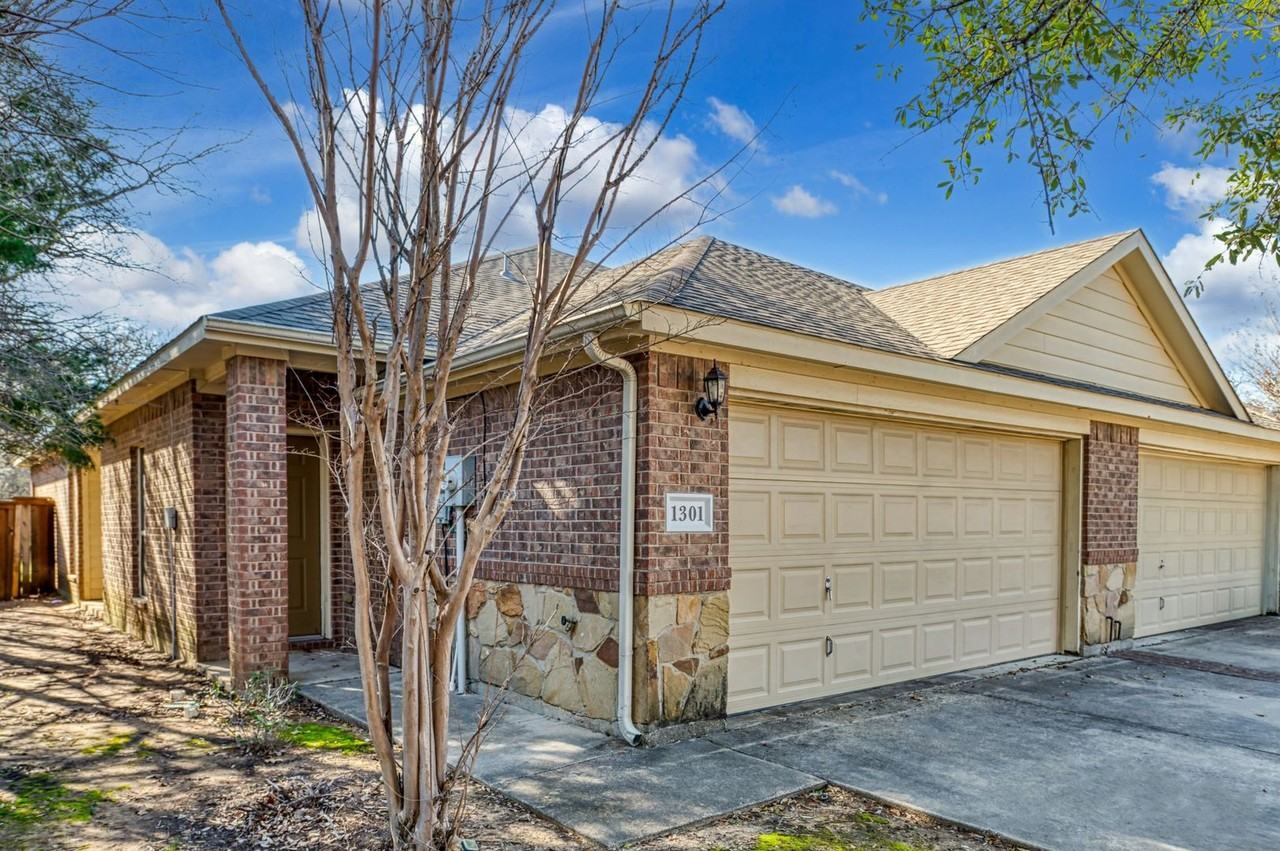 1301/1303 Ravenwood Dr - Photo 2 of 21