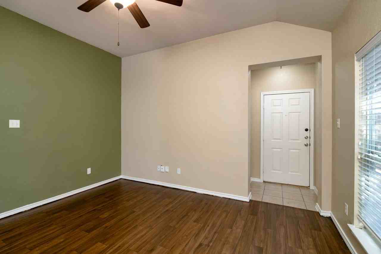 1301/1303 Ravenwood Dr - Photo 3 of 21