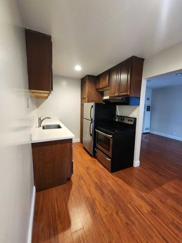 030 - 649 S 9th St - Photo 3 of 8