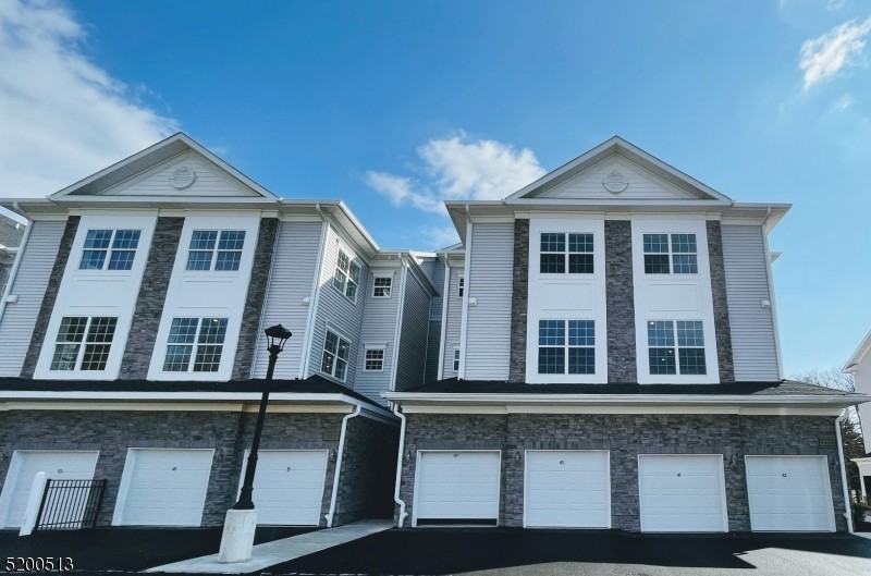 47 Veterans Way - Photo 2 of 17