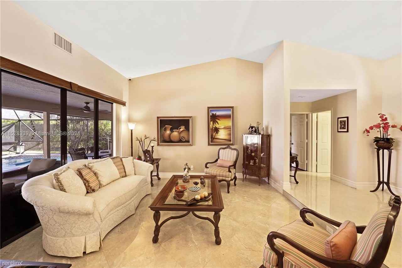 5633 Nw 86th Ave - Photo 3 of 32