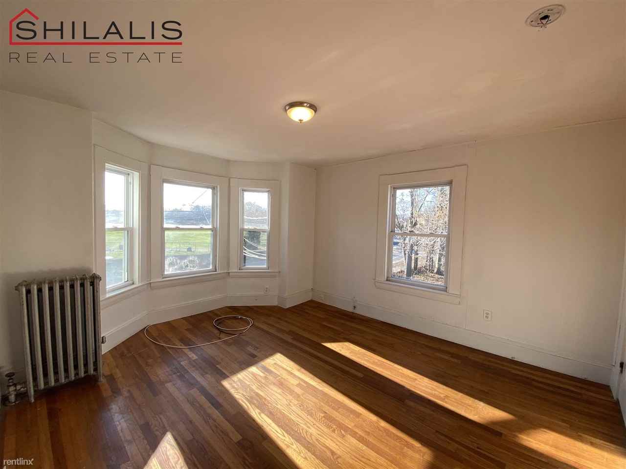 205 Lexington St - Photo 3 of 9