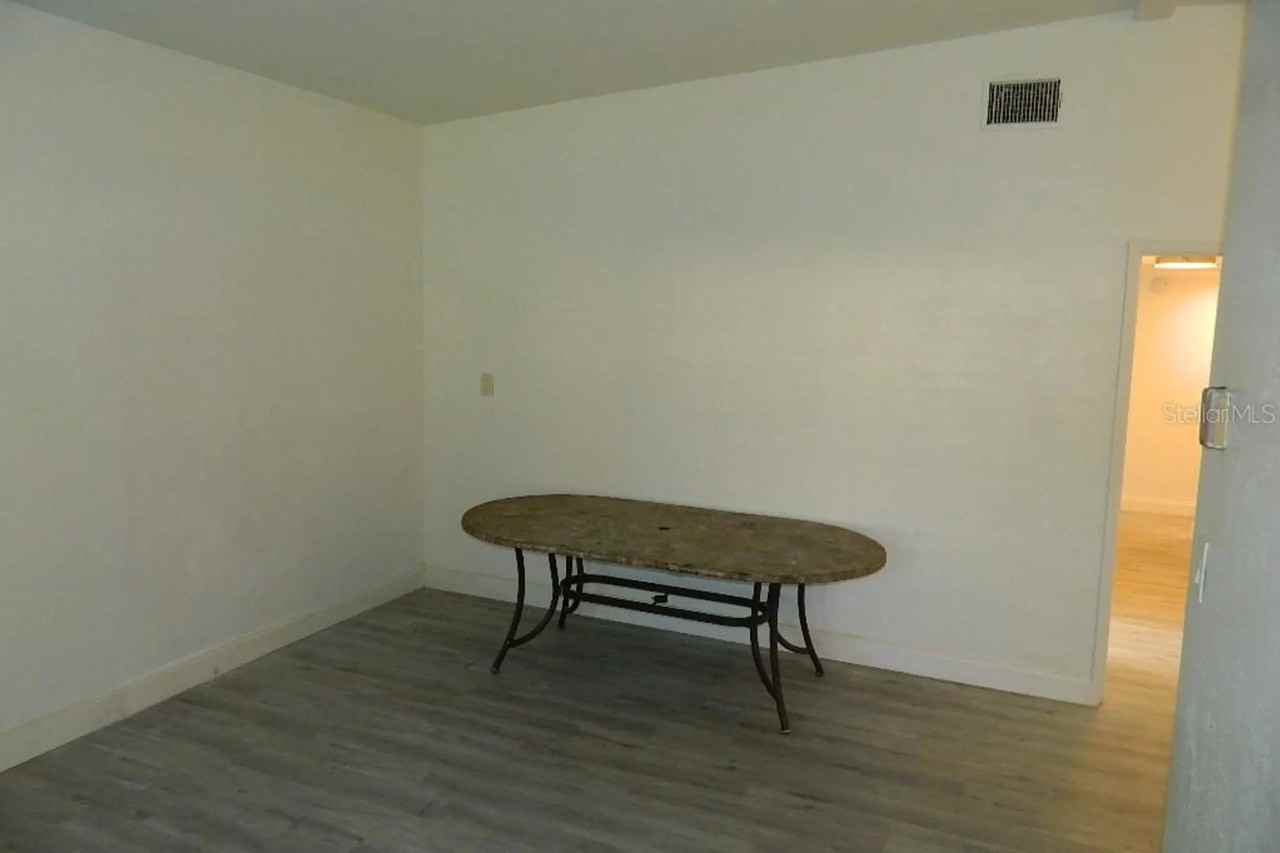 944 Kensington Dr - Photo 3 of 26