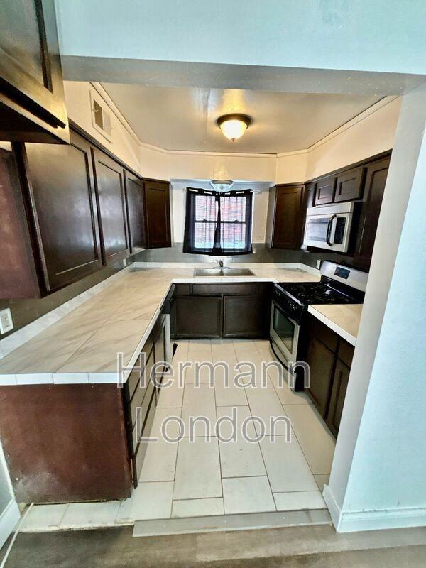 2352 Rockdale Ave - Photo 3 of 11