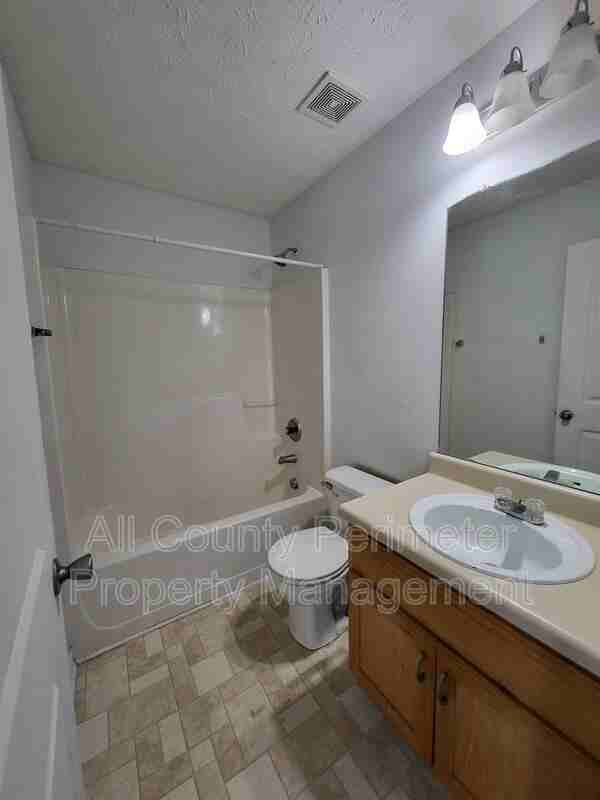 5543 Pineridge Ct - Photo 3 of 11