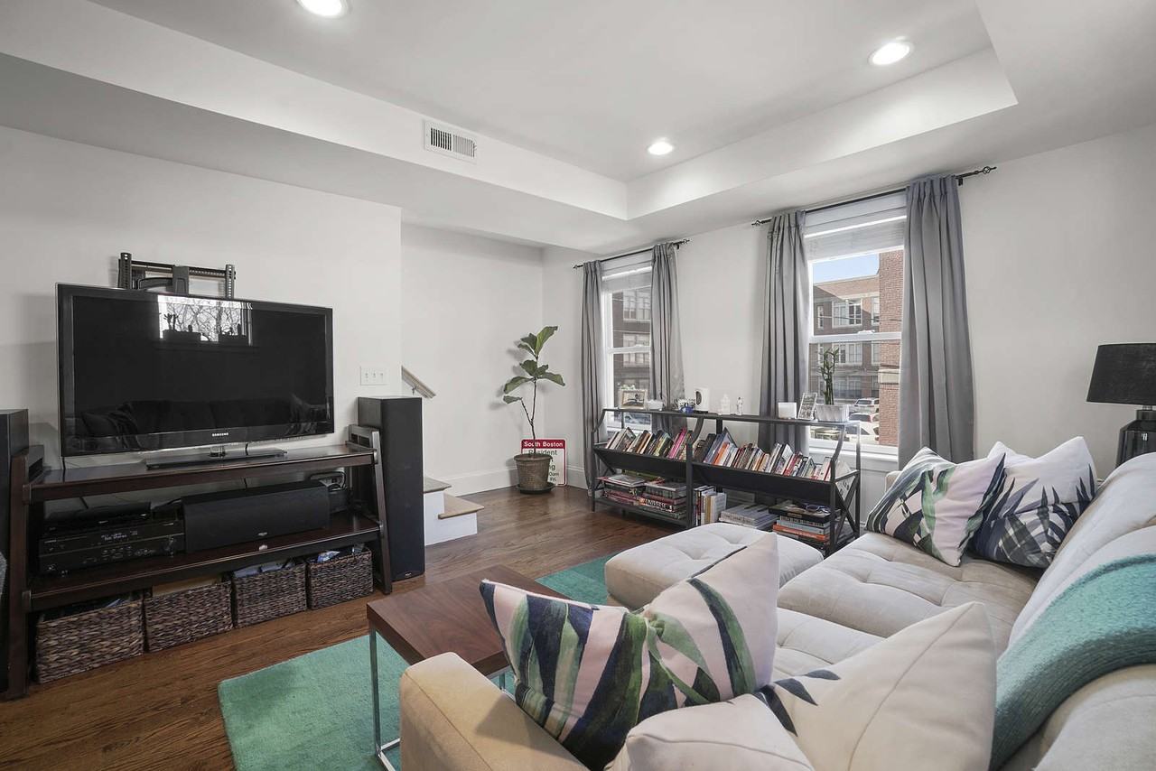 208210 W 7th St #2L - Photo 2 of 20