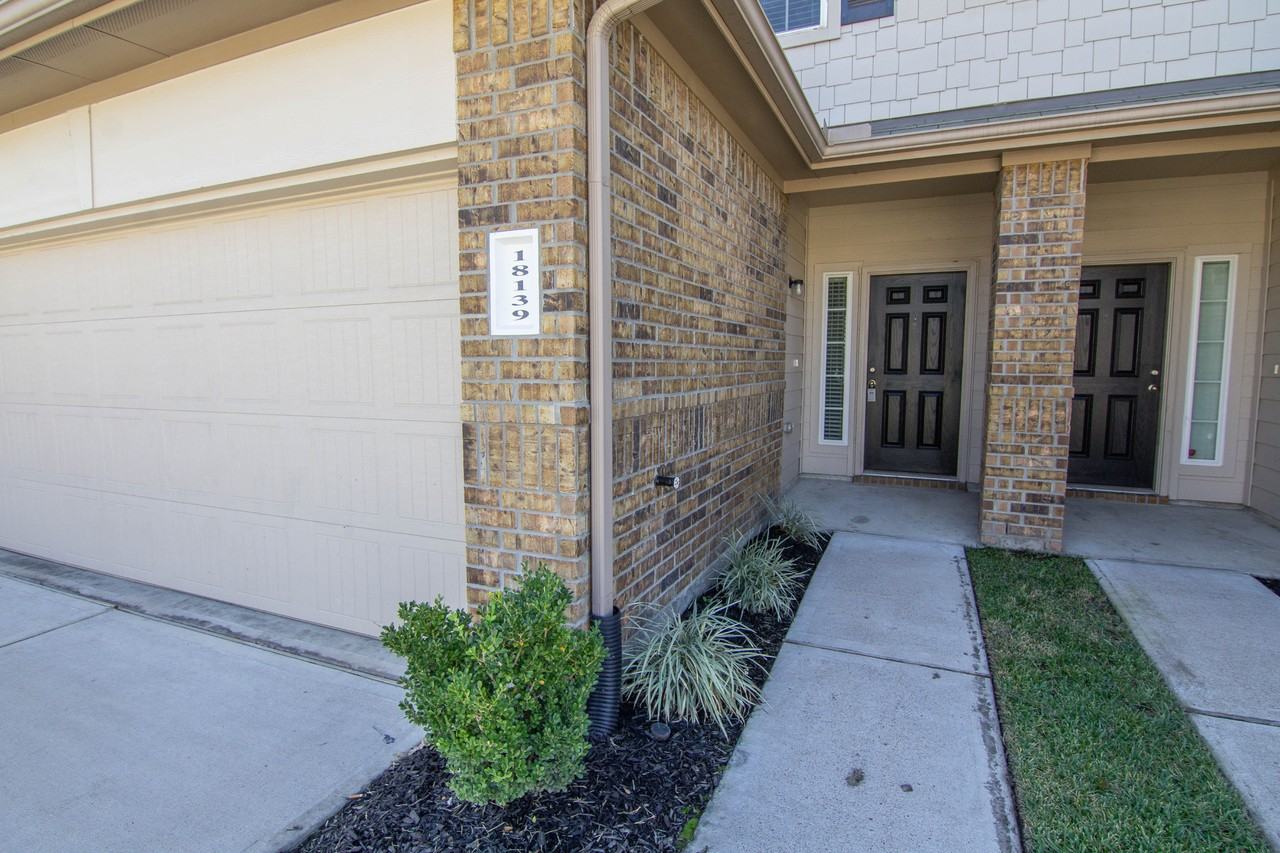 18139 Bethany Manor Ct - Photo 2 of 12