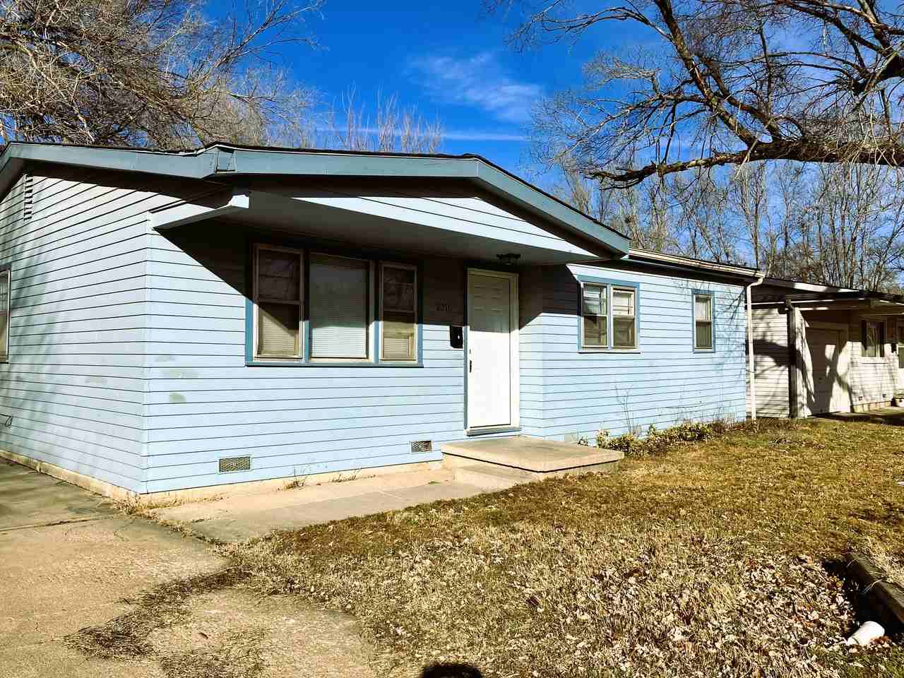 2216 W Grant St - Photo 2 of 15