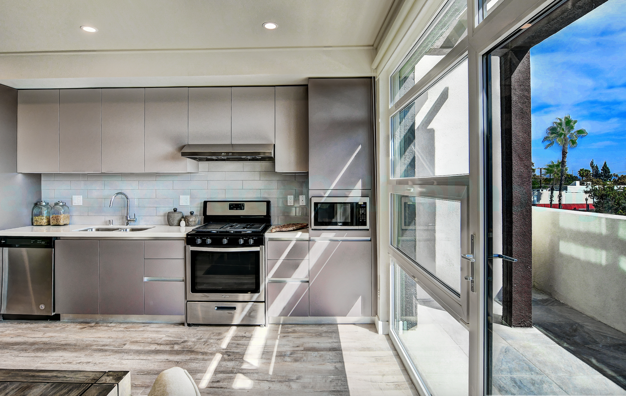 Beautiful Newly Built 2 Bed 2.5 Bath Townhome - Photo 5 of 24